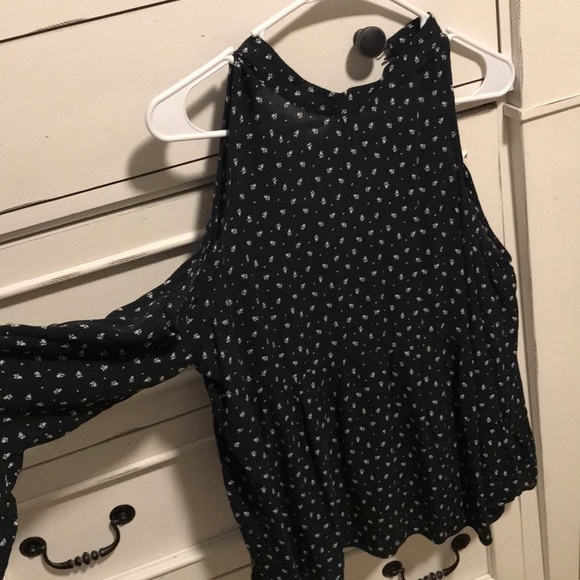 AMERICAN EAGLE cold shoulder top - Picture 4 of 5